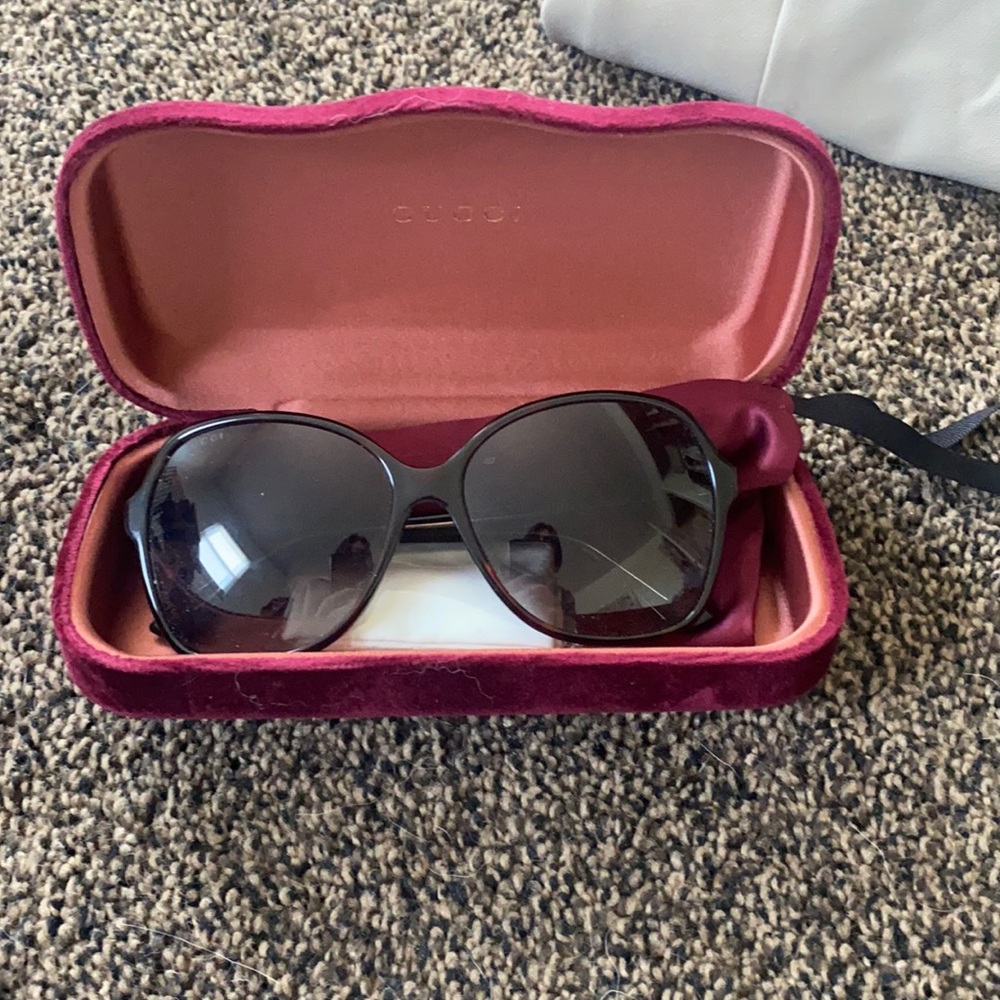 Never worn Gucci sunglasses with case